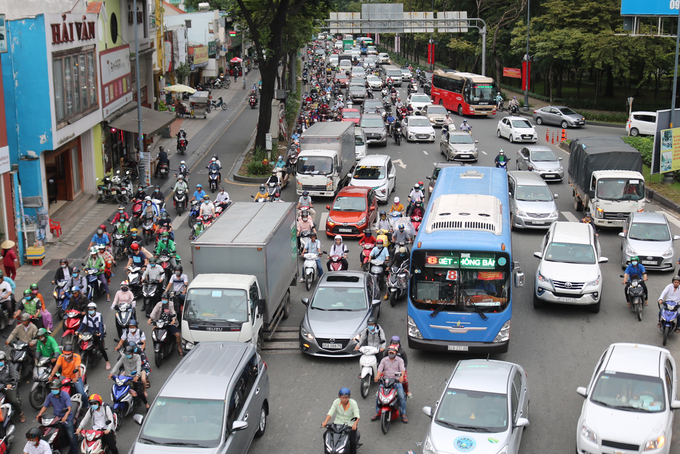 Xe chạy trên đường Trần Quốc Hoàn, đoạn qua vòng xoay Lăng Cha Cả - cửa ngõ ra vào sân bay Tân Sơn Nhất, tháng 10/2020. Ảnh: Gia Minh.