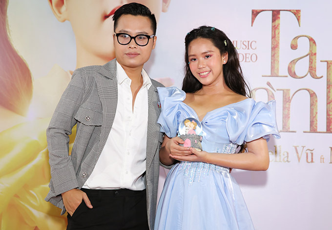 Nhà thiết kế Nguyễn Minh Tuấn thực hiện 8 bộ cánh cho Bella mặc quay MV ở Đà Lạt. Sắp tới anh tiếp tục mời cô bé hợp tác trong các show diễn thời trang.