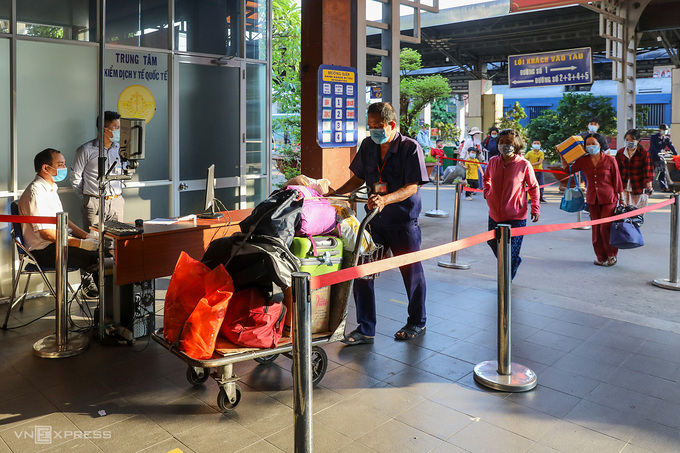 Hành khách đến TP HCM tại ga Sài Gòn tháng 2/2021. Ảnh: Quỳnh Trần.