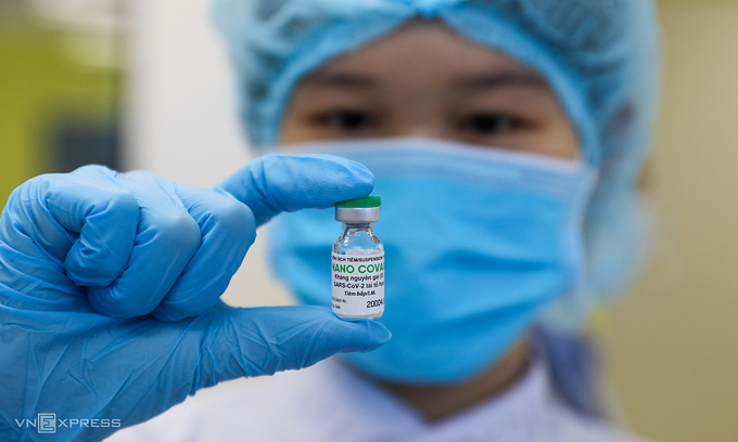 Nhân viên công ty Nanogen cầm trên tay mẫu Nanocovax tại phòng thí nghiệm ở quận 9, TP HCM. Ảnh: Quỳnh Trần