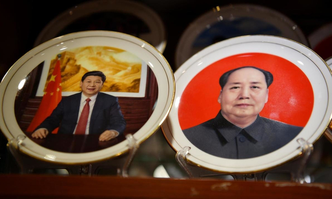 Đĩa kỷ niệm in hình Chủ tịch Tập Cận Bình (trái) và cố lãnh đạo Mao Trạch Đông tại một cửa hàng ở Bắc Kinh hôm 2/3. Ảnh: AFP.