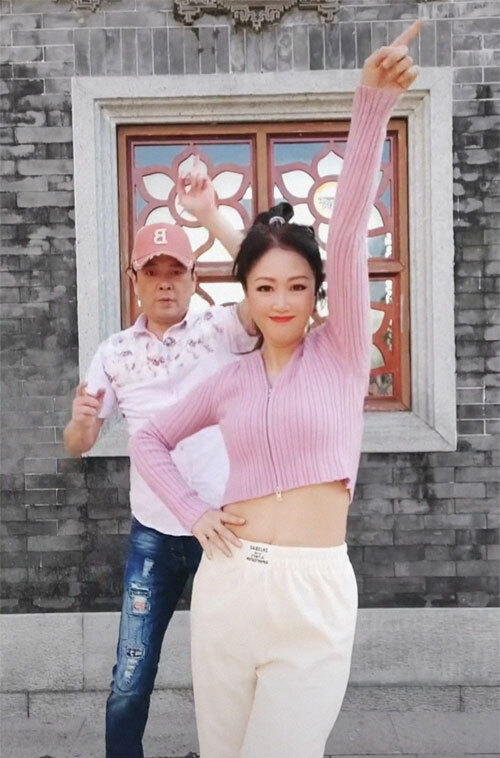Lương Tiểu Băng và chồng cùng nhau nhảy để rèn luyện sức khỏe.