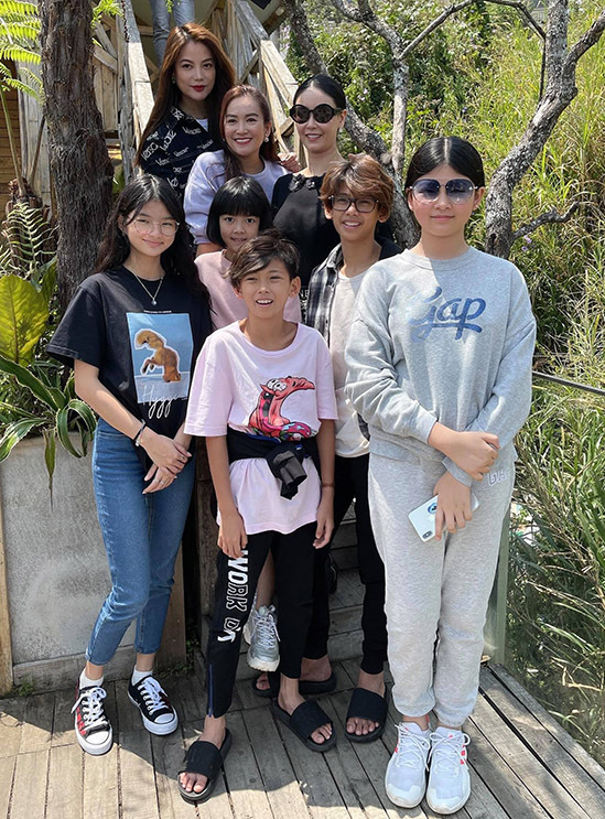 Bảo Tiên - con gái Trương Ngọc Ánh (áo đen, ngoài cùng bên trái) và hai con gái Bình Minh, hai con trai Hà Kiều Anh cũng có mặt trong chuyến đi này.