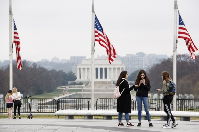 Mọi người tập trung gần Đài tưởng niệm Washington ở Washington DC ngày 25/3. Ảnh: Xinhua.