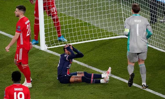Neymar ôm đầu tiếc nuối sau một tình huống bỏ lỡ. Ảnh: Shutterstock.