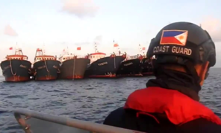 Cảnh sát biển Philippines nói ‘xin chào’ khi áp sát tàu Trung Quốc