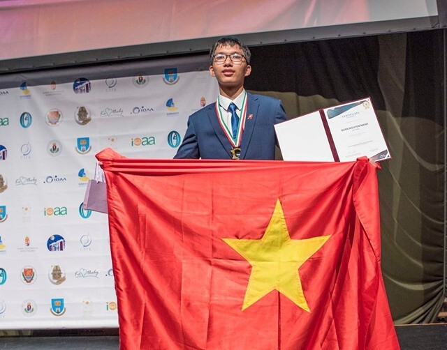 Nguyễn Mạnh Quân giành huy chương vàng tại cuộc thi Olympic quốc tế Thiên văn học và Vật lý thiên văn. Ảnh: Báo Giáo dục thời đại
