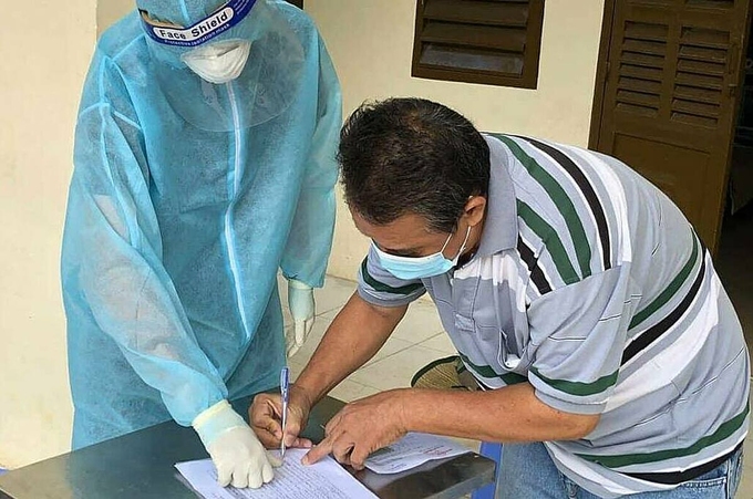 Một người ký thủ tục xuất viện tại Bệnh viện dã chiến số 1 TP HCM. Ảnh: Bộ Y tế.