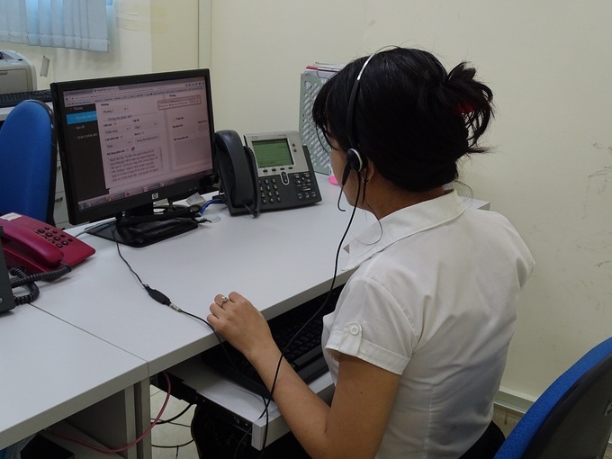 Nhân viên tổng đài 1022 tiếp nhận và xử lý cuộc gọi của người dân, hồi tháng 6/2020. Ảnh: Hà An.