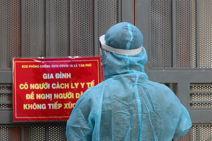 Biển cảnh báo gia đình có người cách ly y tế tại xã Tân Phú, huyện Quốc Oai hồi tháng 7. Ảnh: Võ Hải.