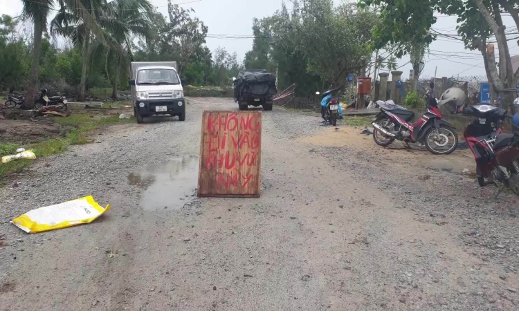 Người dân dùng cây rào đường để đòi đền bù