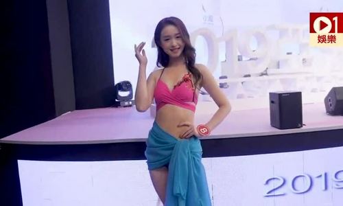 Giang Vũ Đình tạo dáng