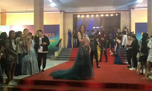 Nam Em bế mèo lên thảm đỏ