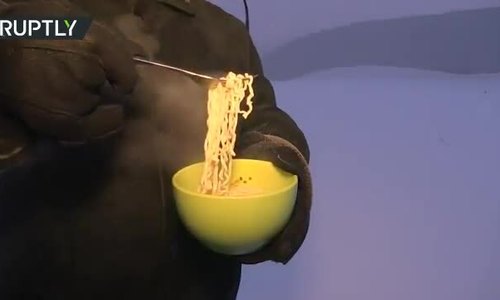 Mỳ nóng đông cứng giữa trời lạnh giá