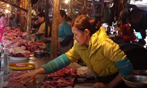 Thịt lợn tiêu thụ chậm do giá tăng cao kỷ lục