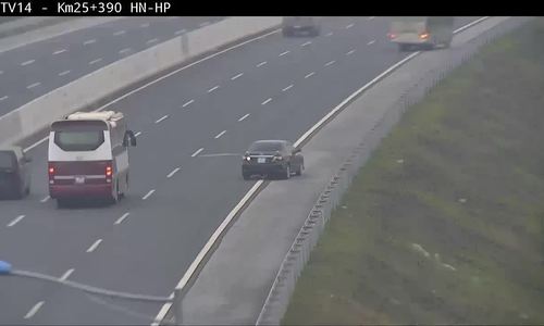 Xe con đi lùi trên cao tốc Hà Nội - Hải Phòng